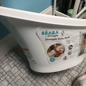 Baby bath tub. Friendly to newborn.